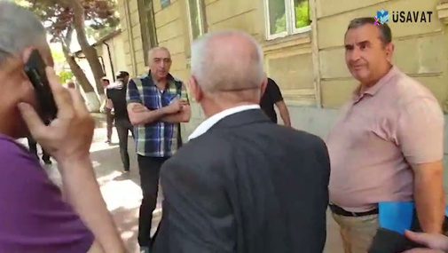 Sahib Ələkbərov jurnalisti belə təhqir etdi: "Tərbiyəsiz, ağzına gələni yazırsan..."