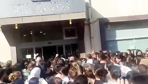 Bakı Tikiş Evinin qarşısında izdiham