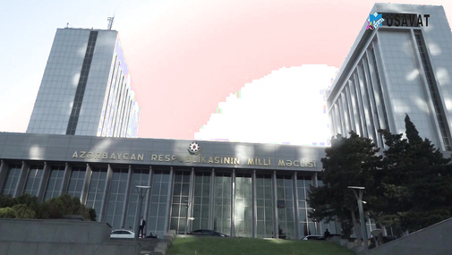 Milli Məclisin önündə icazəsiz aksiya - diqqətçəkən görüntülər