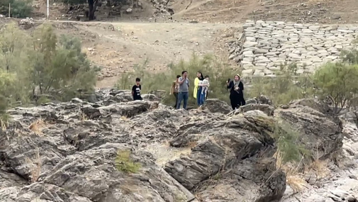 Güney Azərbaycanlı ailə "Qarabağ şikəstəsi" oxuyaraq, Araza yürüdü, hər kəs ağladı...