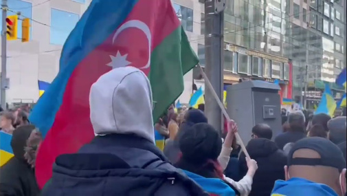 İnsanlar Rusiya səfirliyinin qarşısına axışır! Azərbaycan bayrağı meydanda! Kanada, Toronto! Bu an!