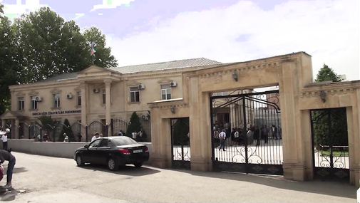 Qətlə yetirilən Nərmin Quliyevanın istintaq işi çözülmək bilmir - Məhkəmə önündə tərəflər arasında insident